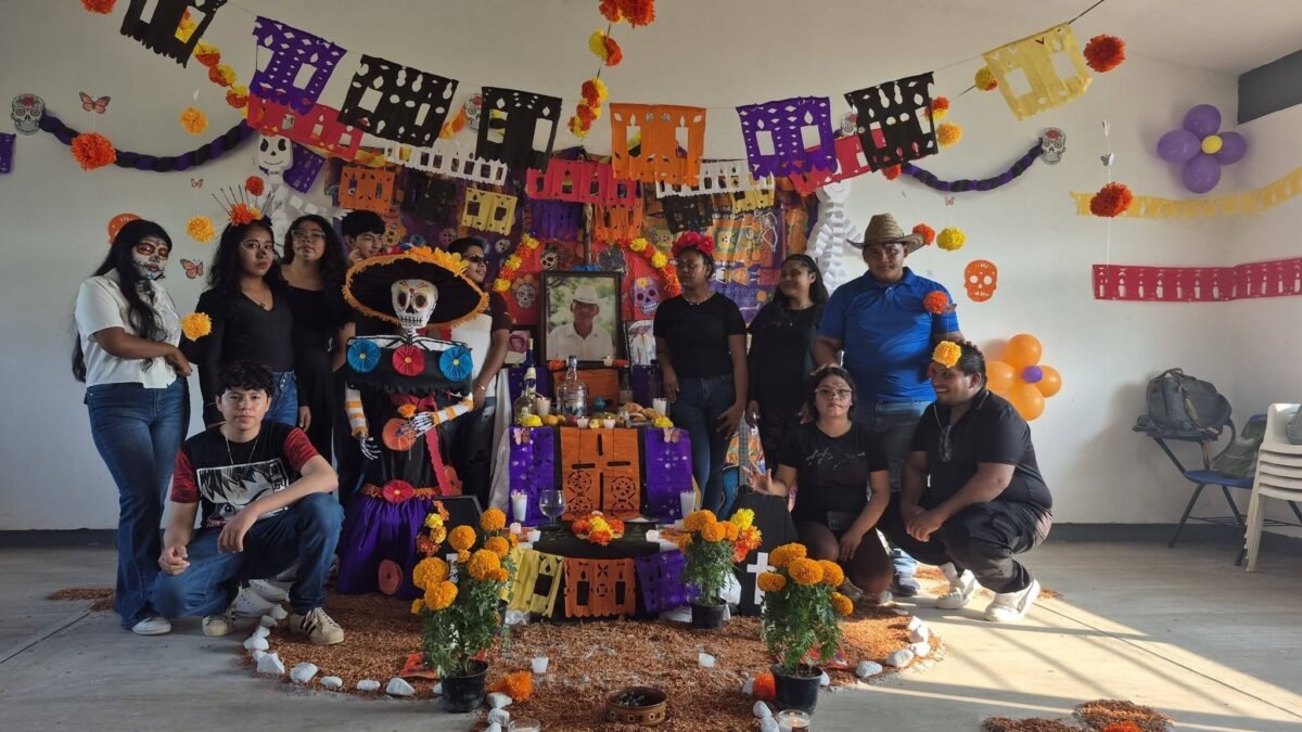 Entre cempasúchil y papel picado: estudiantes del TBC 222 arman altar en Las Piedritas