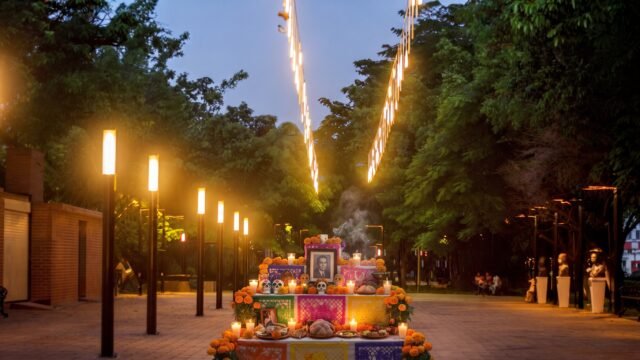 Entre copal y cempasúchil: Eduardo Ramírez abre en el DIF el altar del Día de las Almas de Chamula