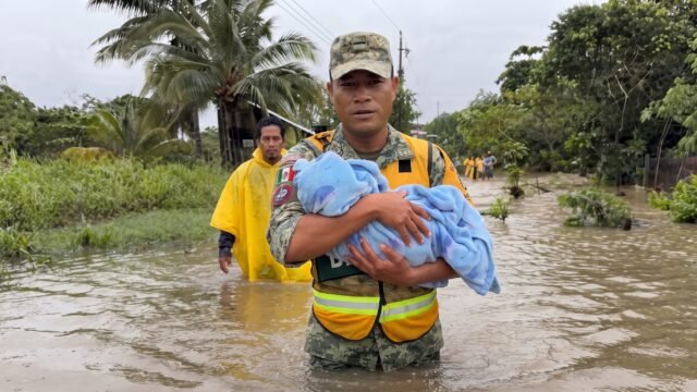 Entre el agua y el lodo: cabo de Cintalapa rescata a un bebé durante inundaciones en Veracruz