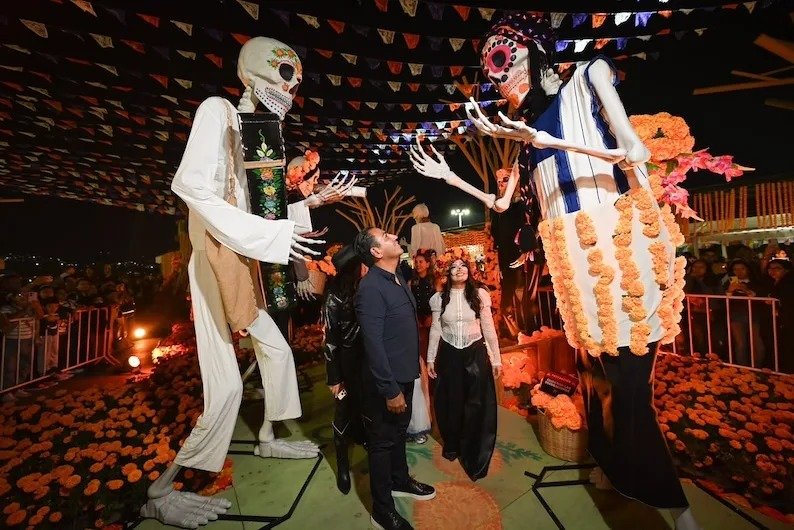 ¡Entre flores y calaveras gigantes!: Eduardo Ramírez inaugura el Festival Xibalbalam en Tuxtla