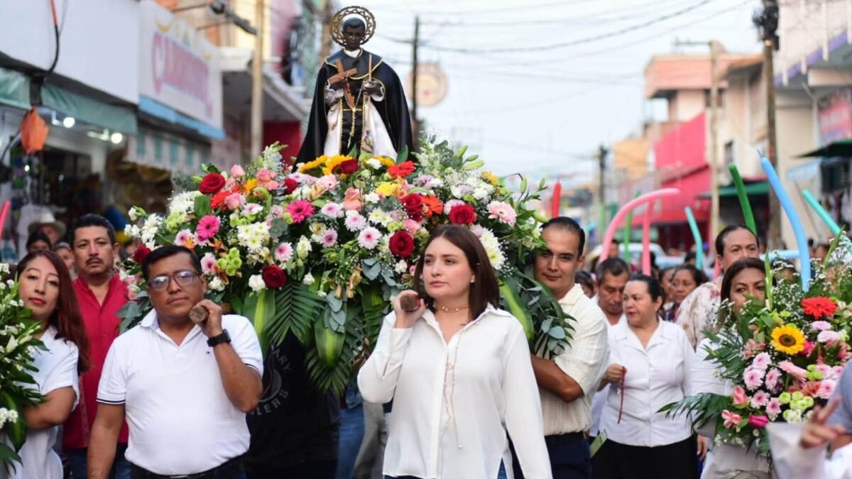 Entre flores y fieles: Valeria Rosales encabeza procesión de San Martín de Porres en Villaflores