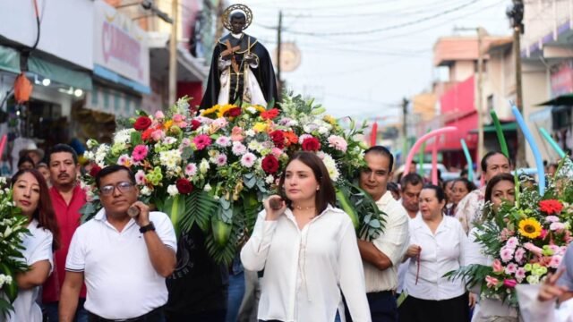 Entre flores y fieles: Valeria Rosales encabeza procesión de San Martín de Porres en Villaflores