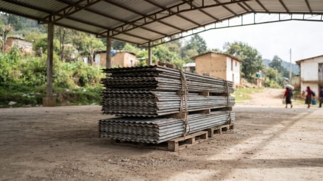 Entregan 726 paquetes de láminas a familias de Tzinil en Socoltenango