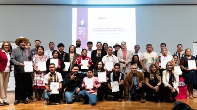 Entregan en Bellas Artes premios a grandes maestras y maestros artesanos de México