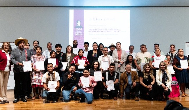 Entregan en Bellas Artes premios a grandes maestras y maestros artesanos de México