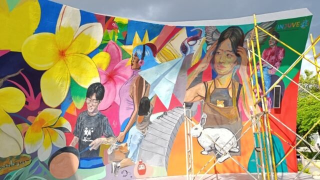 Estudiantes de Unicach intervienen con mural la concha acústica del Parque de la Juventud