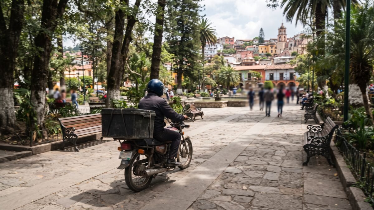 Exhiben a motorepartidor por usar parque de Guadalupe como atajo en Comitán