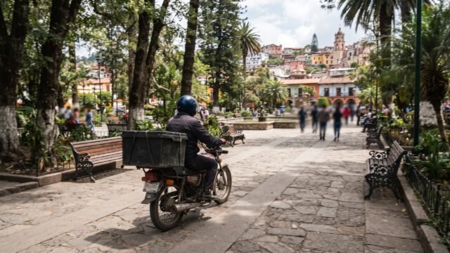 Exhiben a motorepartidor por usar parque de Guadalupe como atajo en Comitán