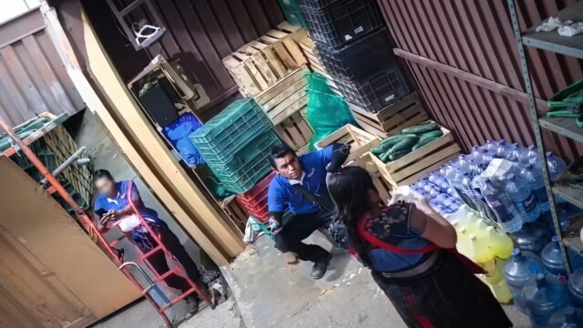 Exhiben a repartidor por presunto engaño en cobro en Merposur de San Cristóbal