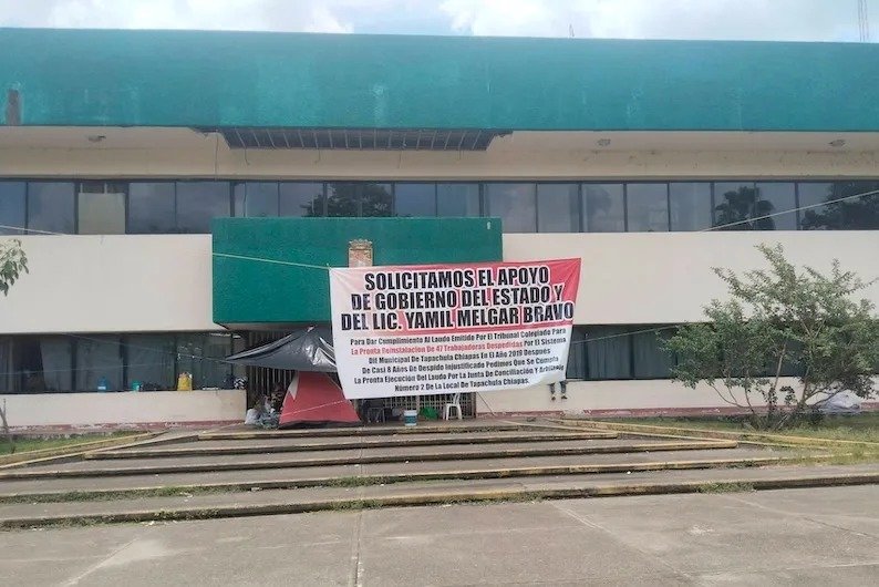 Extrabajadoras del DIF cumplen 29 días en protesta en Tapachula por laudo laboral