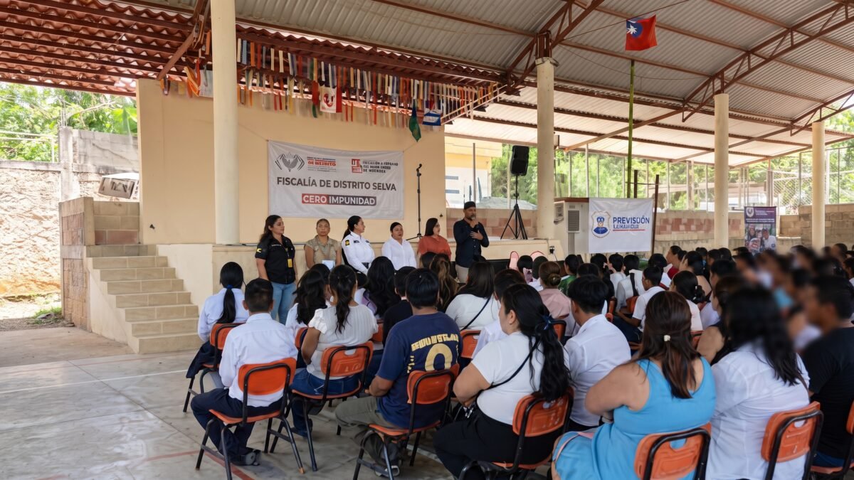 FGE lleva plática de crianza positiva y violencia de género a secundaria en Ocosingo