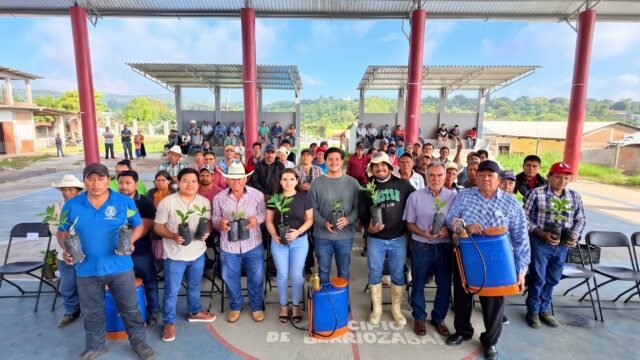 Fortalecen el campo en Berriozábal: entregan plantas de café y bombas a productores de Amendú