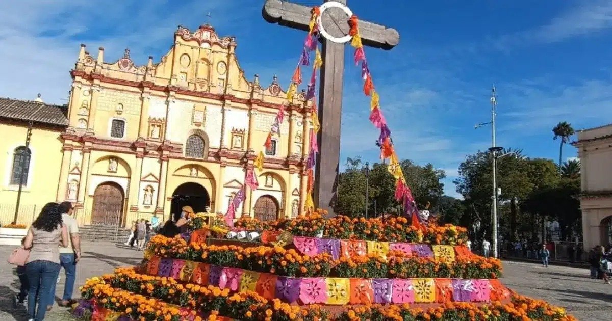 Frío, flores y posh: turistas extranjeros invaden San Cristóbal por el Día de Muertos