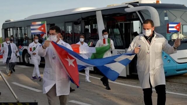 “Ganan lo mismo”: Sheinbaum defiende a más de 3 mil médicos cubanos en México