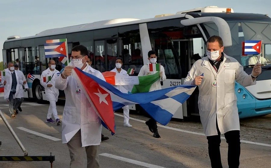 “Ganan lo mismo”: Sheinbaum defiende a más de 3 mil médicos cubanos en México