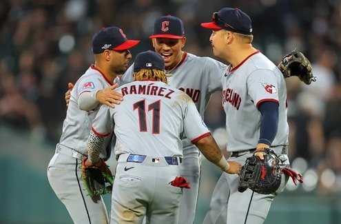 Guardianes vencen 9-3 a Medias Blancas y evitan la barrida en serie divisional