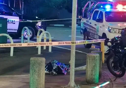 Hallan sin vida a hombre de 25 años en isleta vial en Tapachula
