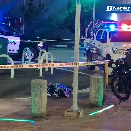 Hallan sin vida a hombre de 25 años en isleta vial en Tapachula