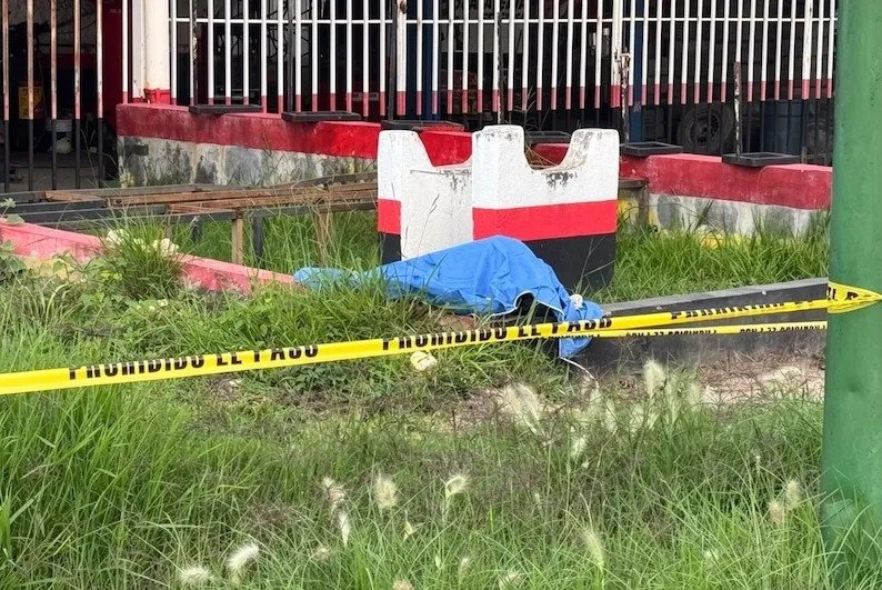 Hallan sin vida a joven junto a llantera en bulevar de Comitán