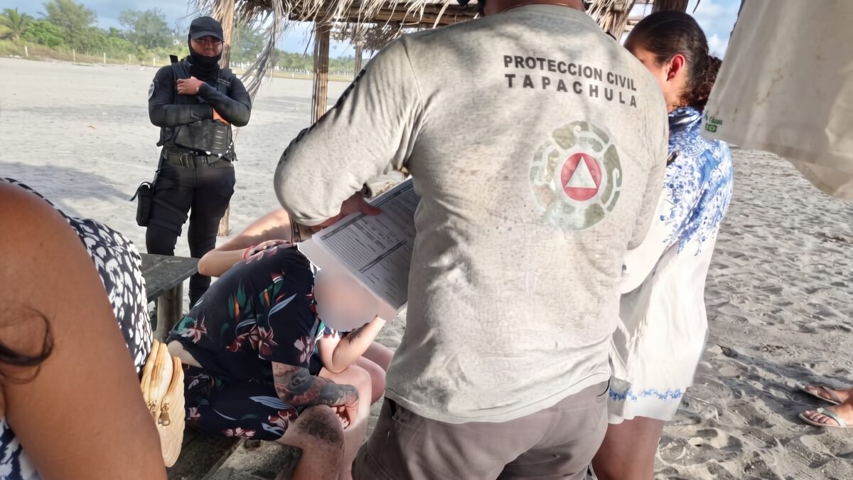 Hombre es arrastrado por el oleaje en Playa Linda y recibe atención en Tapachula