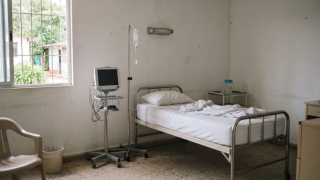 Hombre hospitalizado en Tonalá pide apoyo para cirugía de columna tras descarga eléctrica