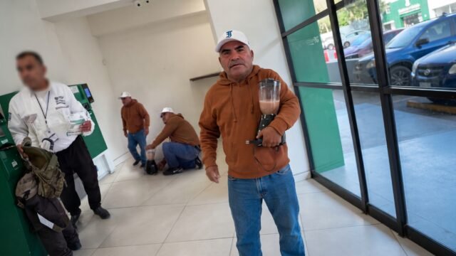 Hombre lleva licuadora a oficina de CFE para preparar salsa tras tres semanas sin luz