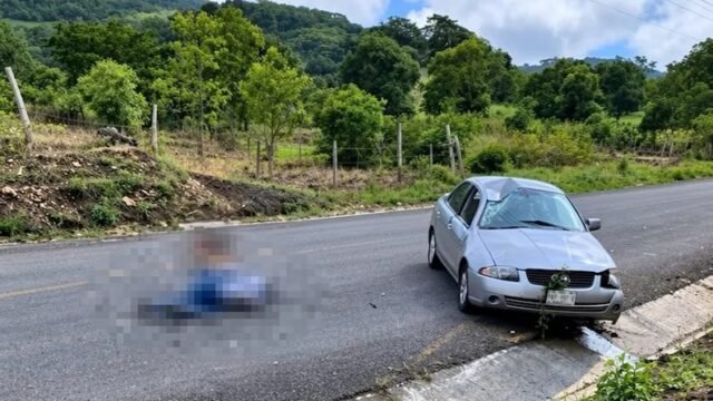 Hombre muere tras volcar su automóvil en carretera de Las Rosas