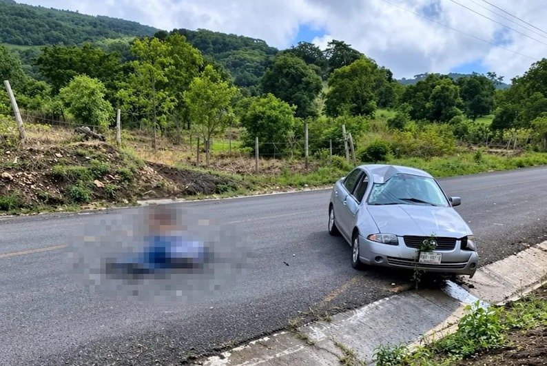 Hombre muere tras volcar su automóvil en carretera de Las Rosas