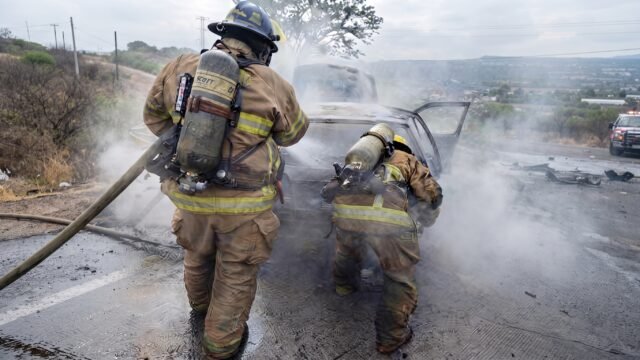 Hombre rescata a su hija bebé tras incendio de vehículo en Libramiento Norte de Tuxtla