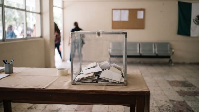 INE conmemora 36 años y refrenda compromiso con el voto libre en México