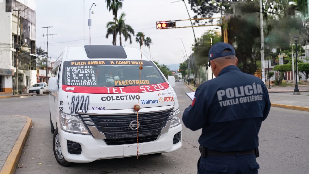 Infraccionan a colectivo por pasarse el semáforo en rojo en Tuxtla Gutiérrez