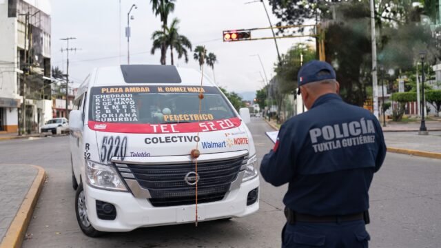 Infraccionan a colectivo por pasarse el semáforo en rojo en Tuxtla Gutiérrez