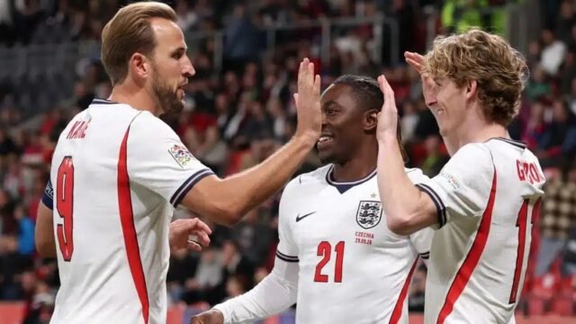 Inglaterra vence 2-0 a República Checa en Praga con goles de Kane y Gordon