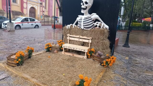 Instalan catrinas gigantes en el parque central de San Cristóbal por Día de Muertos