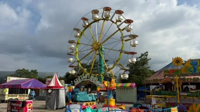 Instalan feria de juegos mecánicos en el estacionamiento del Estadio Víctor Manuel Reyna en Tuxtla