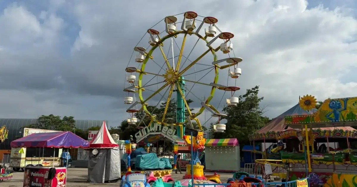 Instalan feria de juegos mecánicos en el estacionamiento del Estadio Víctor Manuel Reyna en Tuxtla