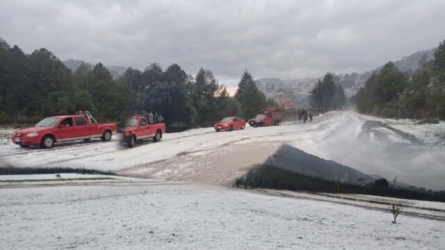 Intensa granizada cubre de blanco calles y campos en San Cristóbal de Las Casas