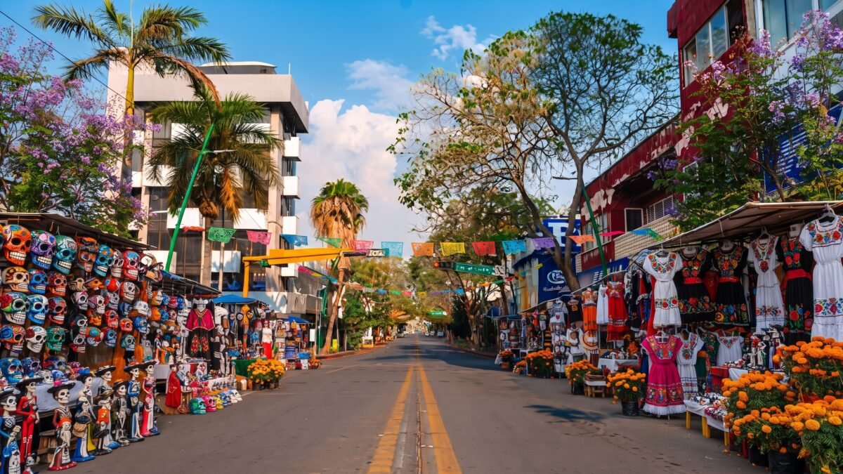 ¡Invaden las máscaras el centro!: Tuxtla se llena de Barbie, Merlina y monstruos por Día de Muertos