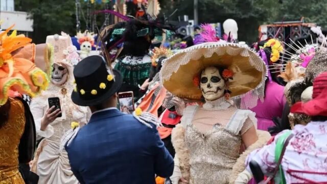 Invaden Reforma con maquillaje y muerte: cientos desfilan como catrinas hacia el Zócalo