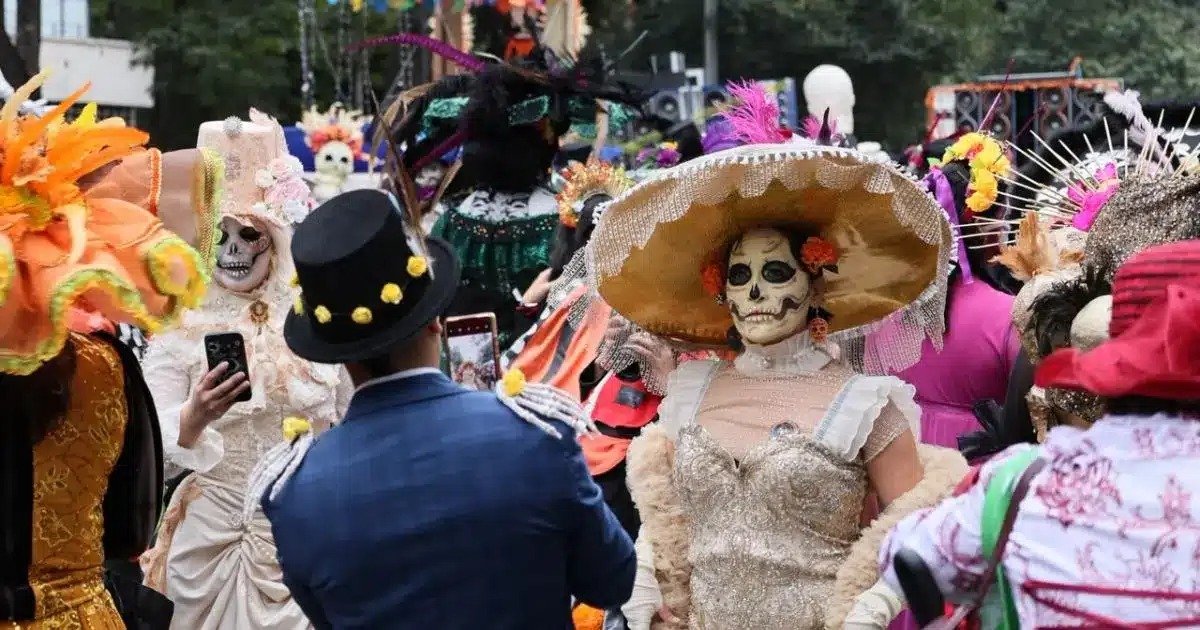 Invaden Reforma con maquillaje y muerte: cientos desfilan como catrinas hacia el Zócalo
