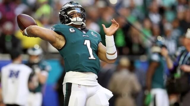 Jalen Hurts, quarterback de Eagles, es diagnosticado con trombosis y embolia