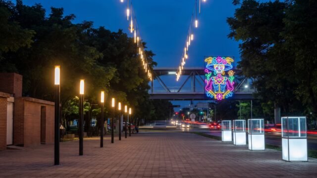 La Catrina Garbancera se enciende en Tuxtla: el Puente de Colores se viste de Día de Muertos