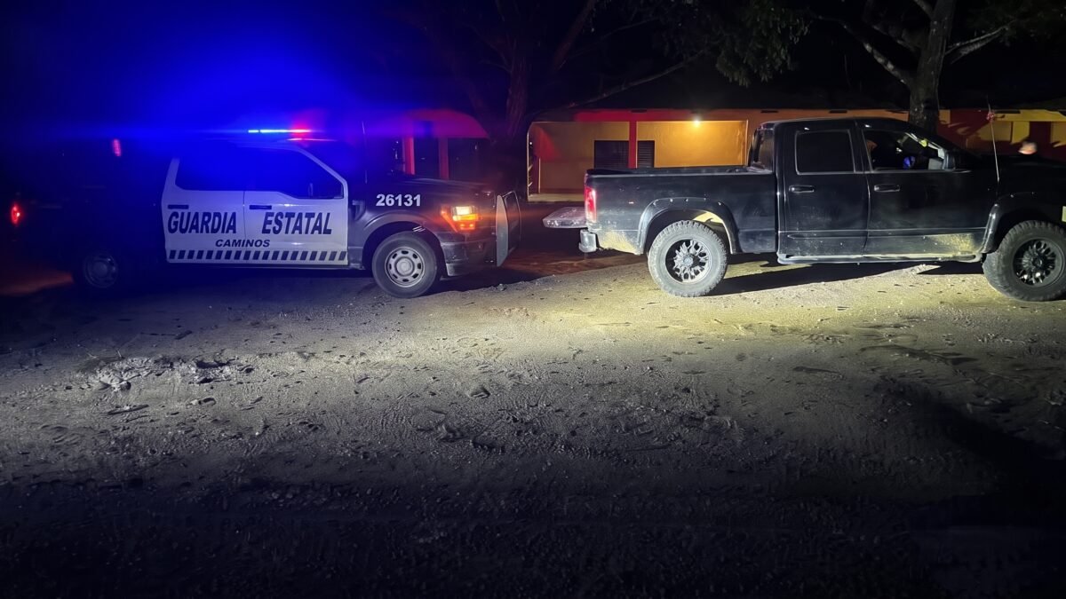 La dejan botada en plena carretera: aparece troca negra con reporte de robo en Cintalapa
