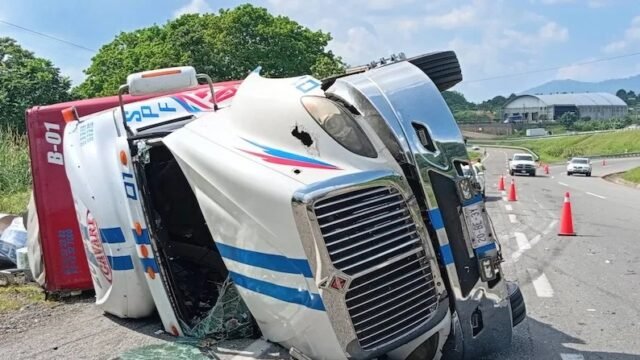 ¡La Diablo no perdona y tira otro!: tráiler con bobinas vuelca en Huixtla