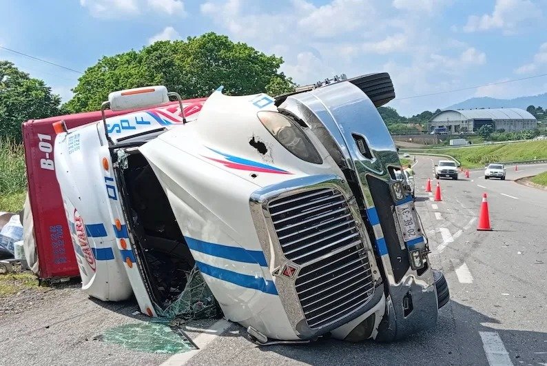 ¡La Diablo no perdona y tira otro!: tráiler con bobinas vuelca en Huixtla
