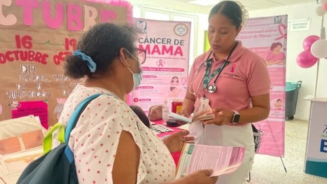 Lanza IMSS feria rosa: enseñan a detectar el cáncer de mama en Tapachula y Tuxtla