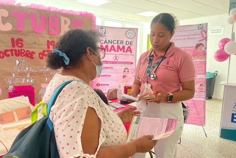 Lanza IMSS feria rosa: enseñan a detectar el cáncer de mama en Tapachula y Tuxtla