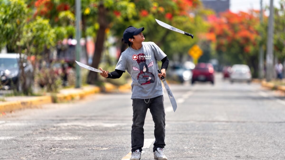 Lanza machetes al aire en pleno semáforo: Juan Antón se juega las manos por unas monedas en Tuxtla