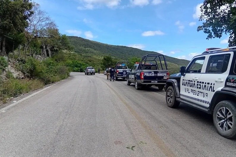 Le piden la bolsa a balazos: tres encapuchados frenan a trailero en el libramiento de Comitán