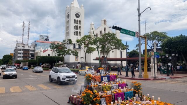 Levanta Atún El Dorado altar de 7 metros en Tuxtla: 600 tarjetas para honrar a los que se fueron